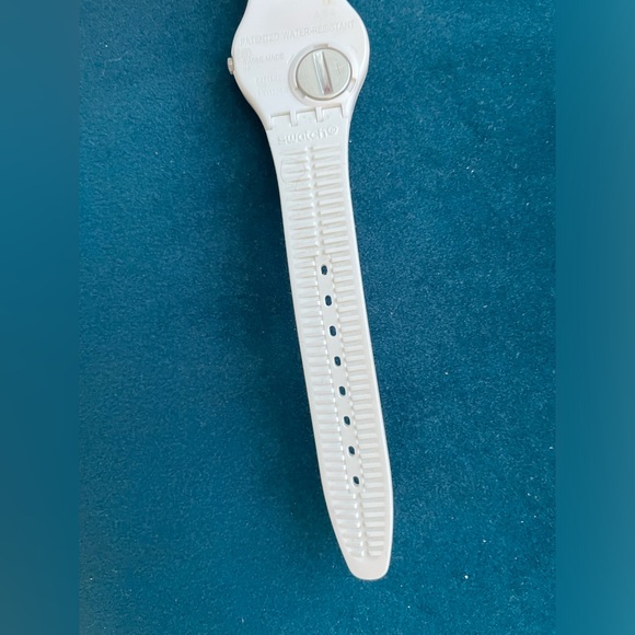 Adorable floral Swatch watch đź‘€ - Picture 3 of 9